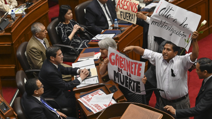 El legislador Édgar Reymundo afirmó que el Gobierno de Boluarte tiene más muertos que días en el poder, por lo que es imposible otorgar el voto de confianza.