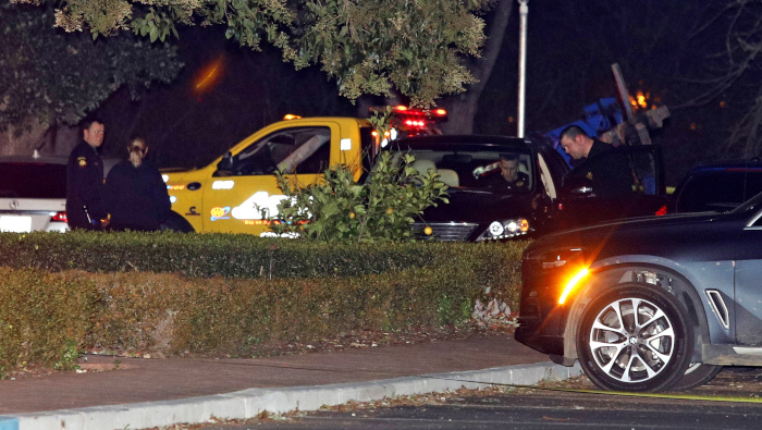 Los alguaciles se preparan para remolcar el automóvil del sospechoso del tiroteo en Half Moon Bay, California, que dejó siete muertos.