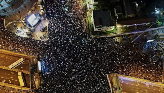 Decenas de miles desafiaron las fuertes lluvias en Tel Aviv para protestar contra los planes del gobierno de debilitar la Corte Suprema de Israel.