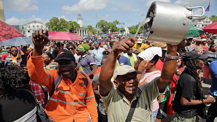 Cientos de personas protestaron el pasado viernes en Surinam contra una serie de medidas económicas anunciadas por el Gobierno.