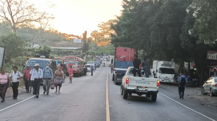 El MLP y Codeca realizan bloqueos en varios tramos carreteros del país en protesta por la no inscripción en el Tribunal Supremo Electoral (TSE) del binomio presidencial de ese partido.