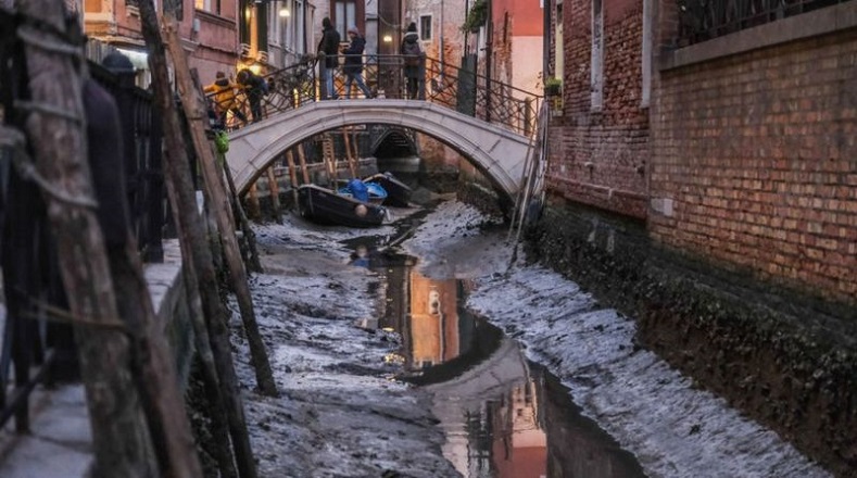 Asimismo, la sequía que enfrenta a Venecia pudiera ser un sistema persistente de alta presión estacionado sobre gran parte del país, que coincide con un ciclo lunar que produce niveles de agua ultrabajos.