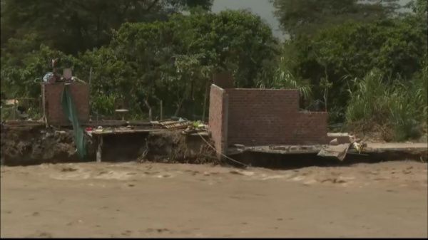 Desborde del río Chillón destruye 30 casas en Lima, Perú