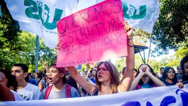 Estudiantes protestan por Reforma de Enseñanza Media en Brasil