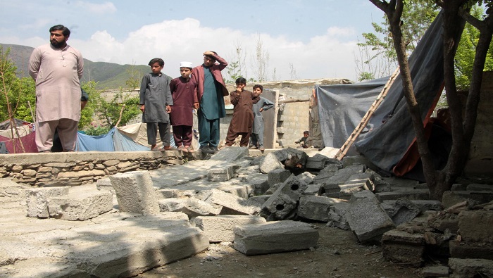 Pobladores de ciudades afganas como Kabul o Rawalpindi, salieron corriendo de sus casas, descalzos y con sus hijos cargados.