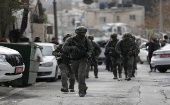Las fuerzas de ocupación israelíes detuvieron este jueves al menos a 12 palestinos en redadas en sus hogares en los territorios ocupados.