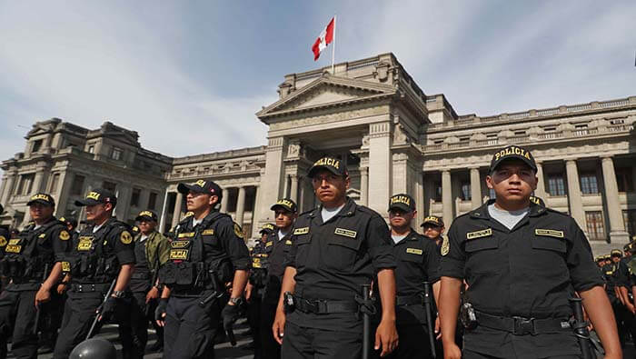 La presidenta Dina Boluarte y el alto funcionario peruano han señalado que apoyan y respaldan las investigaciones de la Fiscalía sobre la represión policial.