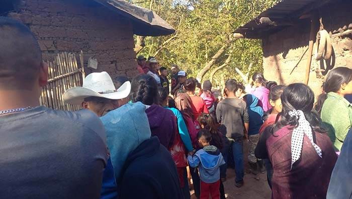 Vecinos de la aldea Palo Verde llegaron a la vivienda donde fueron asesinados a tiros los siete miembros de una familia.