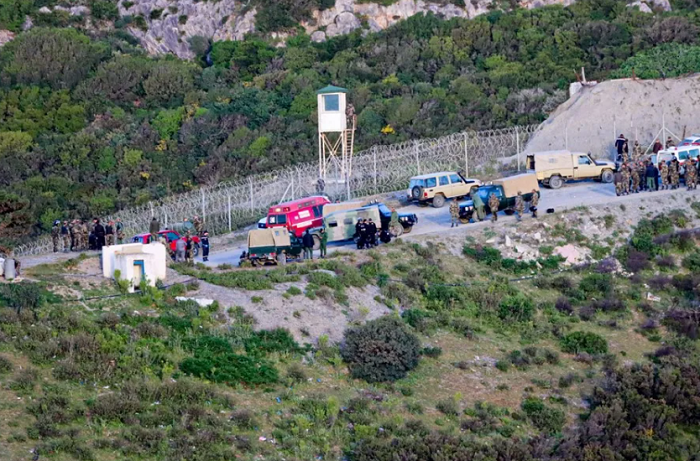 El paso fronterizo se mantuvo clausurado aproximadamente tres horas después de activarse la alerta tras advertir al grupo con la intención de llegar a suelo español.