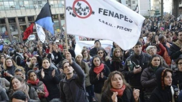 Educadores uruguayos extienden paro y ocupación de liceos