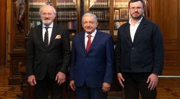 Amlo Meets With Julian Assanges Father And Brother News Telesur English 