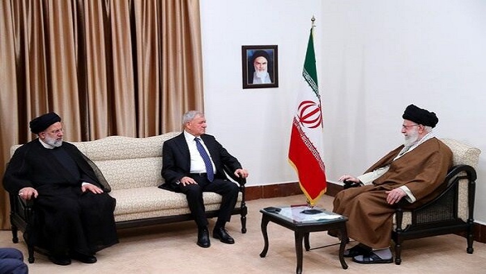Durante su visita a Teherán, el mandatario iraquí (centro) sostuvo encuentros con su par iraní, Ebrahim Raisi (izquierda, en la imagen), y el líder de la Revolución Islámica iraní, ayatola Jameneí.