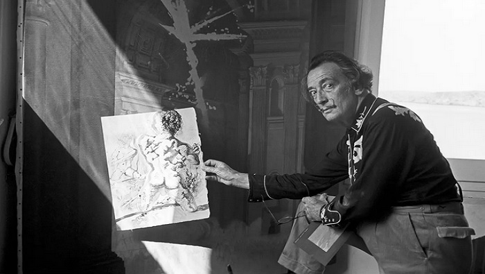 Uno de los sucesos que marcó la vida y obra de Salvador Dalí fue su encuentro, en 1926, con Pablo Picasso, lo que posibilitó su acercamiento definitivo al surrealismo.