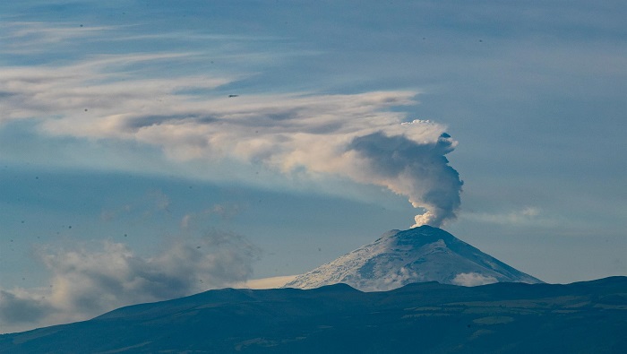 El volcán se encuentra a unos 45 kilómetros de Quito, la capital del país.