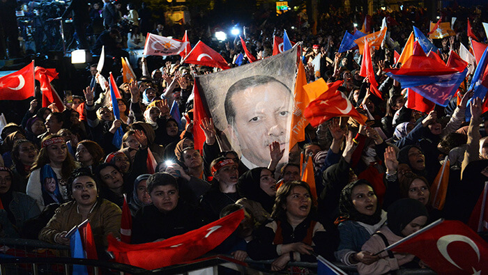 Simpatizantes de Recep Tayyip Erdogan celebran la victoria electoral en presidenciales y parlamentarias.