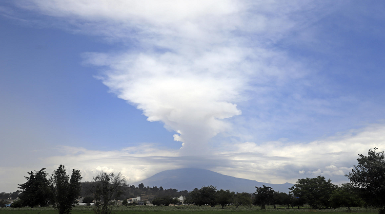 Popocatépetl es el segundo volcán más alto de México pues alcanza los 5.452 metros sobre el nivel del mar (msnm). Su nombre significa “Monte que humea”..