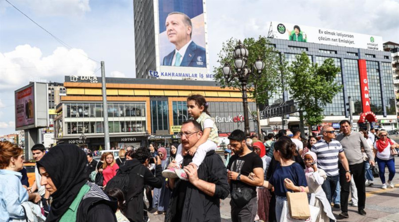 Los votantes deben elegir entre la reelección del actual jefe del Estado y Gobierno, el islamista Recep Tayyip Erdogan, o su rival, el socialdemócrata opositor Kemal Kiliçdaroglu.