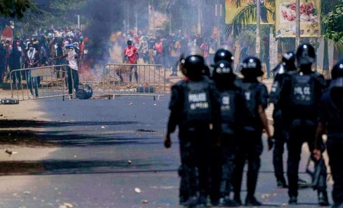 Video Shows Looters Throwing Rocks, Raiding  Delivery Van During  Protests