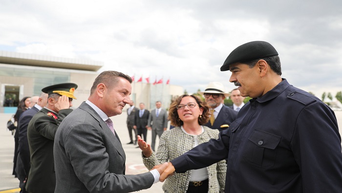 El líder bolivariano recibió la bienvenida de diversas autoridades al llegar al aeropuerto internacional de Esenboga, en Ankara.