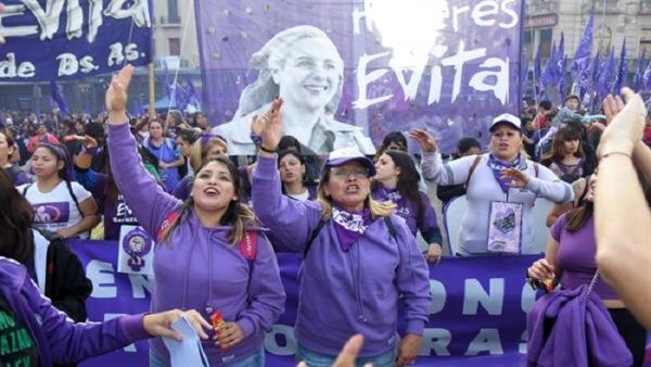 Argentinos se movilizan contra violencia machista y femicidios
