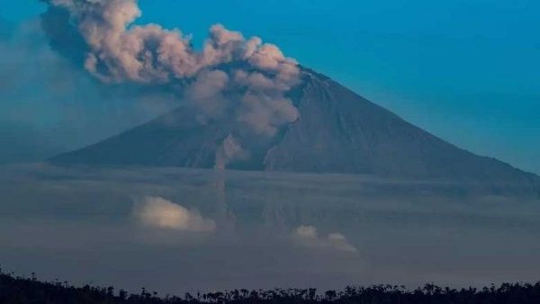 Registran emisión de material sólido del volcán Sangay en Ecuador