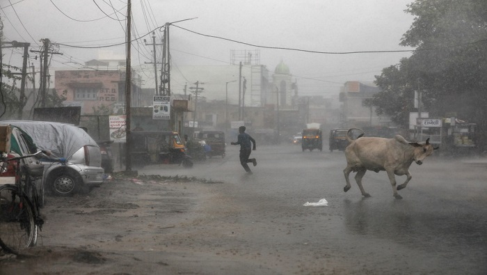 En ocho distritos del estado de Guarajat han evacuado hasta el momento más de 74.000 personas, según el jefe de Gobierno estadual,  Bhupendra Patel.