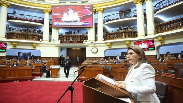 "He presentado mi carta de renuncia al cargo de ministra de Salud", anunció Rosa Gutiérrez al comparecer ante el pleno del Congreso.