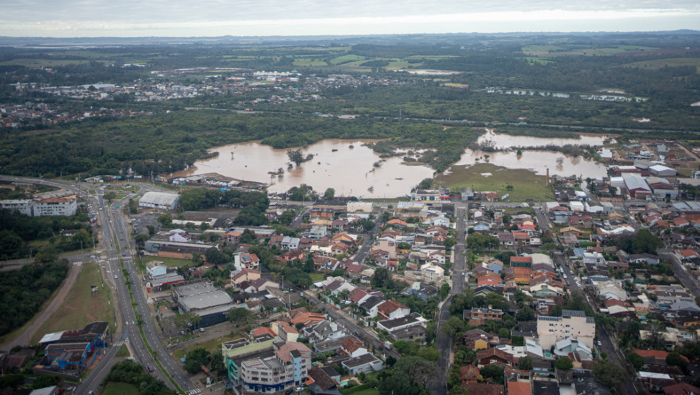 El Instituto Nacional de Meteorología de Brasil advirtió que los volúmenes de lluvia podían superar los 100 milímetros en 24 horas.