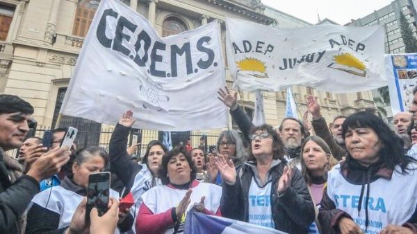 Mantienen protestas en Jujuy, Argentina, a pesar de represión