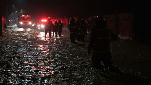 Evacuan a miles de personas por inundaciones en el sur de Chile