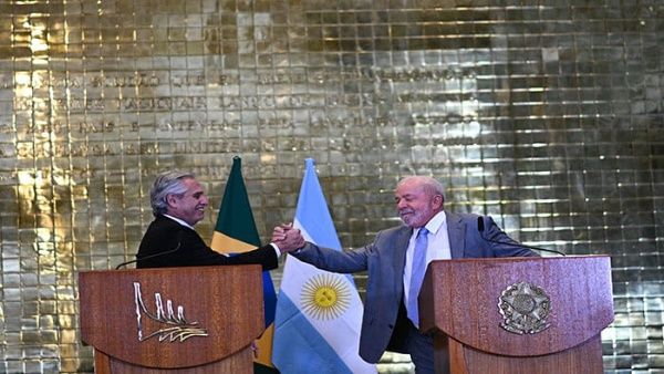 El presidente argentino viajará a Brasil para reunirse con Lula
