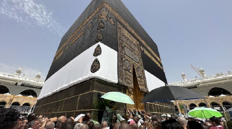Los ritos incluyen dar vueltas a la Kaaba, el gran cubo negro en la Gran Mezquita de La Meca, rezar en el Monte Arafat y "apedrear al diablo" arrojando piedras a tres columnas gigantes de hormigón que representan al diablo.