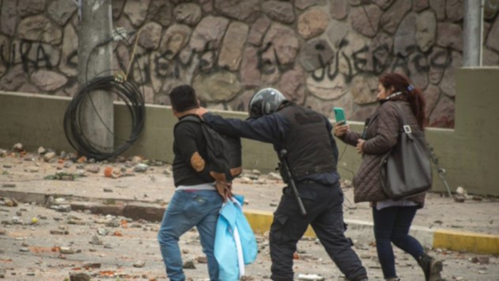 Este martes, efectivos de la Policia de Jujuy se despliegan en la localidad de Perico para reprimir a manifestantes que exigen la renuncia del Gobernador Morales.