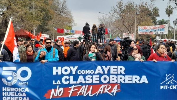 La central de trabajadores de Uruguay realiza un paro general parcial para exigir al gobierno discusiones acerca de sus demandas colectivas. 