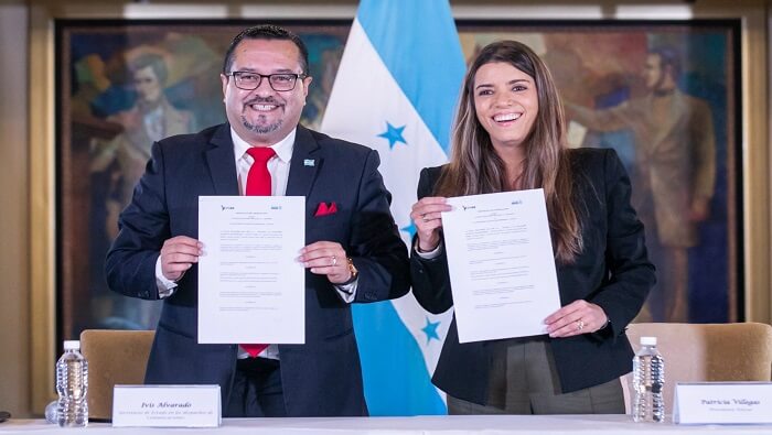 El acuerdo fue firmado por el secretario de Prensa de Honduras, Ivis Alvarado, y la presidenta de teleSUR, la periodista Patricia Villegas.