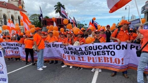 Gobierno y docentes de Costa Rica discuten fondo estudiantil
