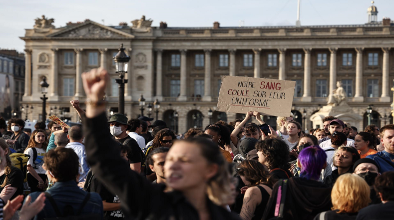 A raíz del hecho, los franceses salieron a demandar justicia y se ha generado un clima de tensión con las fuerzas del orden, a quienes acusan de racistas.