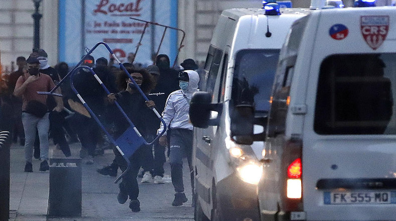 De este modo, en la periferia occidental de París Nanterre, se han reportado automóviles incendiados, tiendas quemadas, calles bloqueadas, entre otras acciones.