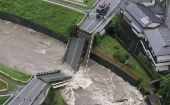 Debido a las incesantes lluvias, un puente de hormigón de 37 metros colapsó sobre un río en Yamato.