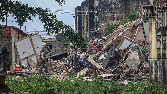 Las labores de búsqueda y rescate de sobrevivientes del desplome del edificio en Recife continúan con el apoyo de perros y equipos de remoción de escombros.