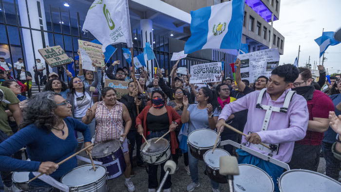 Grupos de la sociedad protestaron frente a la sede del Ministerio Público en la capital del país, en demanda de la renuncia de la fiscal general Consuelo Porras.