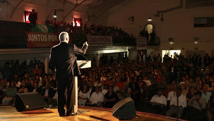 Díaz-Canel departió con más de mil personas llegadas desde diversos puntos de Portugal para apoyar a Cuba y a su pueblo, así como rechazar el bloqueo de Washington a La Habana y la inclusión de Cuba en la lista de patrocinadores del terrorismo.