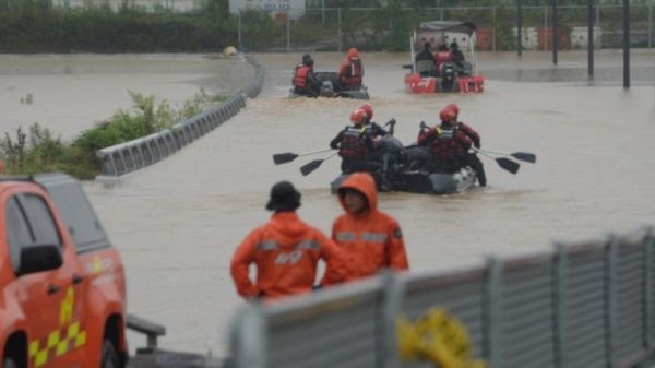 Rescatistas surcoreanos sacaron este domingo ocho cuerpos de un túnel inundado donde unos 15 vehículos quedaron atrapados.
