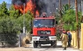 Alrededor 250 bomberos con 75 vehículos, 9 aviones cisterna y 11 helicópteros lidian contra el incendio de Nea Peramos.