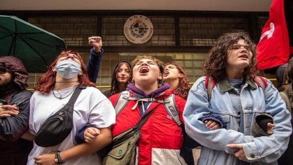 Estudiantes marchan para conmemorar el día de los Mártires Estudiantiles en Uruguay