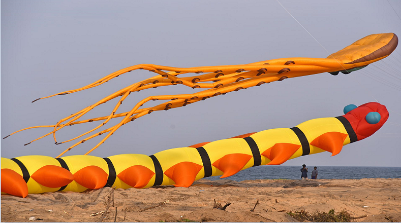 También en esta jornada, India celebró el aniversario 76 de la Independencia del imperio británico con innumerables festividades, incluido el vuelo de cometas extendido sobre 14 acres a lo largo de la costa. 