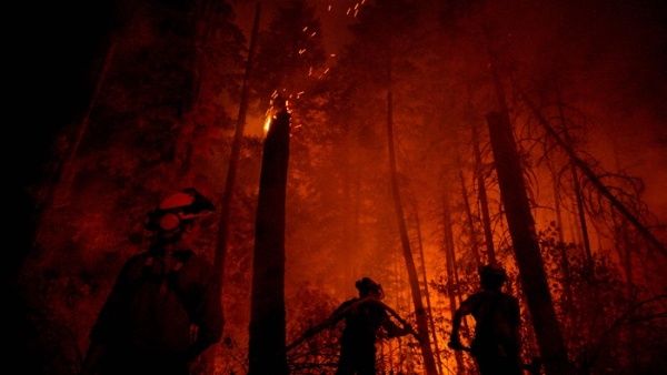 Evacuan a más de 35.000 personas por incendios en Canadá