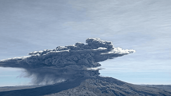 Volcán Ubinas registra una nueva explosión en Perú