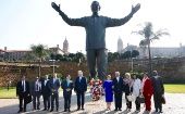 El jefe de Estado colocó la ofrenda floral ante la estatua de nueve metros como primera actividad en Sudáfrica.