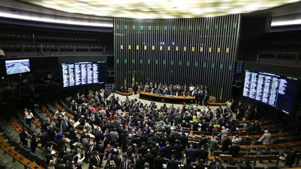 Diputados brasileños aprueban aumento del salario mínimo